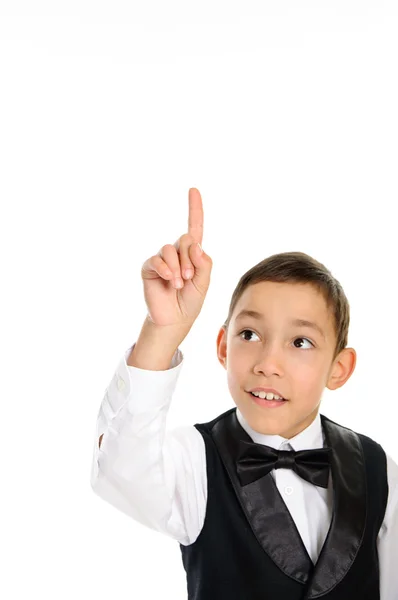 Шкільний хлопчик в чорному костюмі торкається чогось ізольованим пальцем — стокове фото