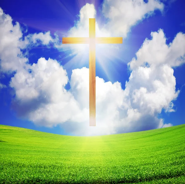 Easter cross over green field and blue sky — Stockfoto