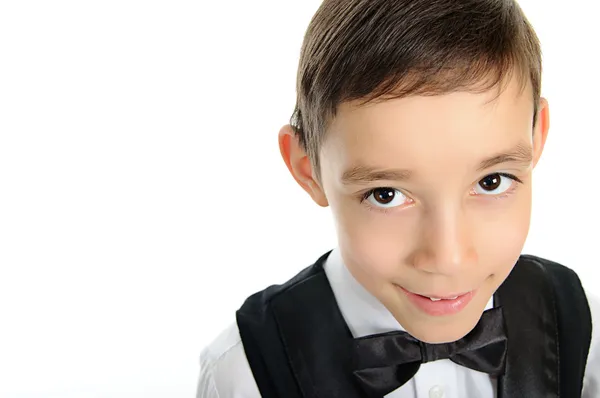 Niño de escuela en traje negro con ojos marrones mirando a la cámara — Foto de Stock