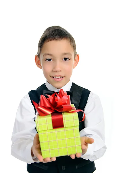 Chłopiec w czarnym garniturze gospodarstwa zielone pudełko na białym tle — Zdjęcie stockowe