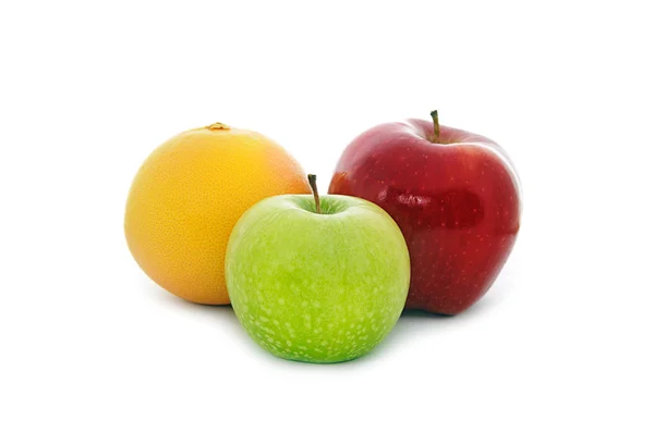 Groene en rode appelen en grapefruit op wit — Stockfoto