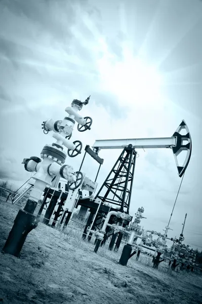 Jack de bomba y pozo de petróleo . — Foto de Stock