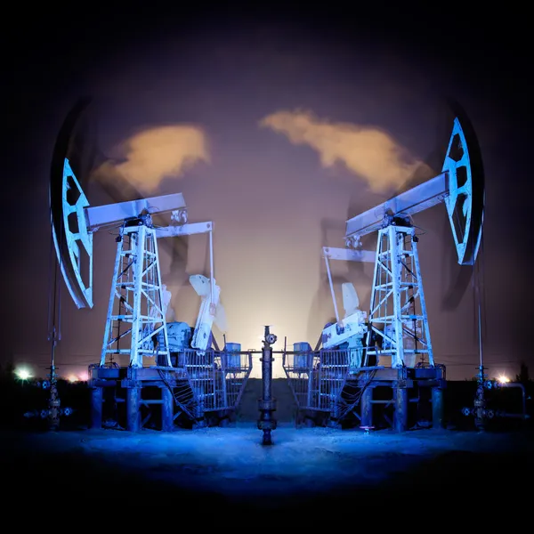 Нефтяные установки ночью . — стоковое фото