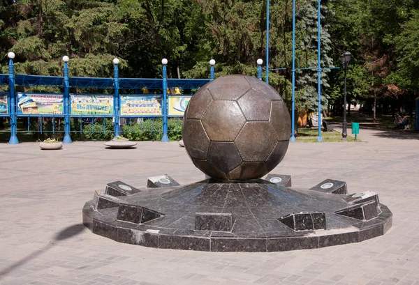 Pomnik piłkę w Charkowie, Ukraina — Zdjęcie stockowe