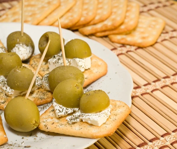 Crackers with olives and cheese feta — Stock Photo, Image