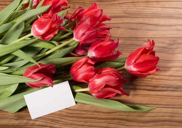 Красиві рожеві тюльпани з білою карткою — стокове фото