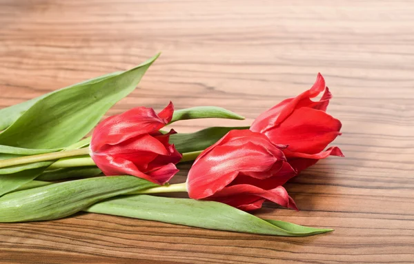 Belo buquê de tulipas rosa jazem sobre a mesa — Fotografia de Stock