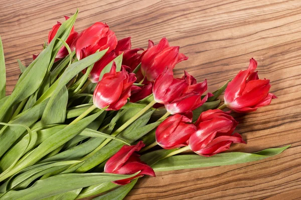 Piękny bukiet tulipanów różowy leżą na stole — Zdjęcie stockowe
