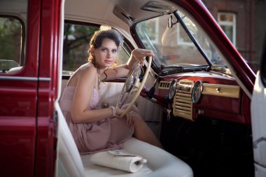 vintage arabadaki kadın
