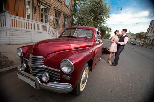 Casal bonito perto do carro vintage — Fotografia de Stock