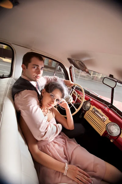 Ganska par i vintage bilen — Stockfoto