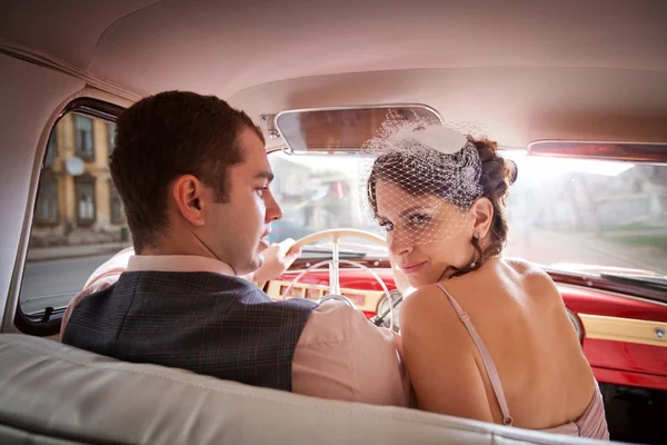 Mooie paar in de vintage auto — Stockfoto