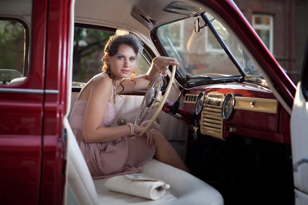 Γυναίκα στο vintage αυτοκίνητο — Φωτογραφία Αρχείου