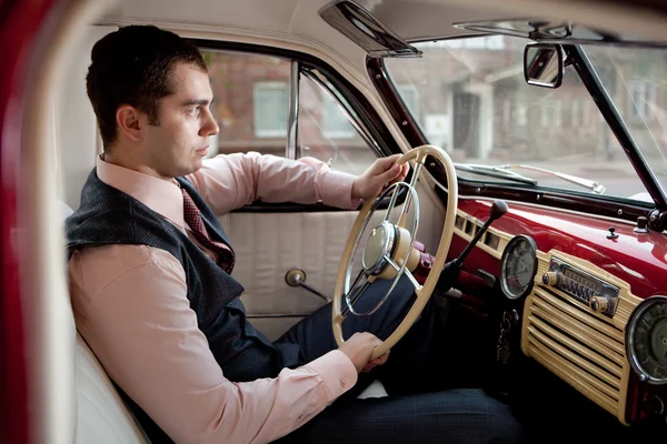 Άνθρωπος στο vintage αυτοκίνητο — Φωτογραφία Αρχείου