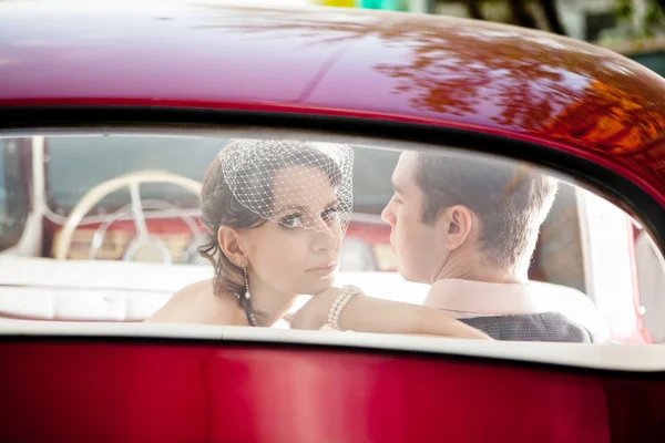 Pretty couple in the vintage car — Stock Photo, Image