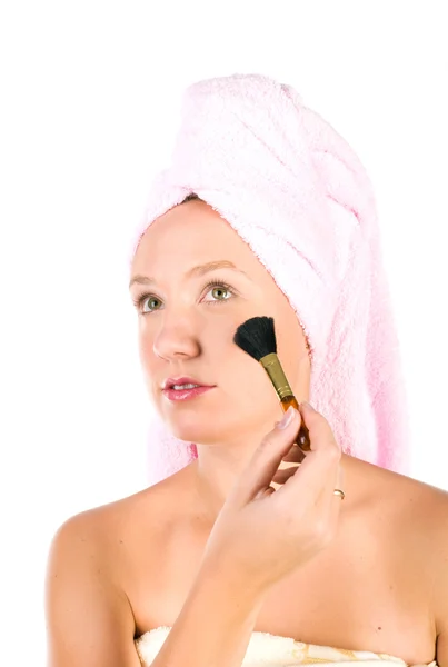 Mulher bonita aplicando maquiagem com toalha branca na cabeça — Fotografia de Stock
