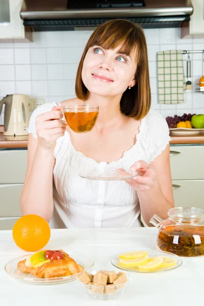 Młody piękny szczęśliwą kobietą z herbaty — Zdjęcie stockowe