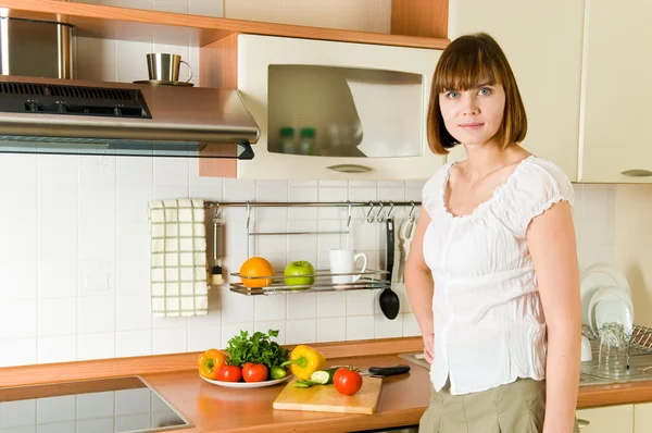 Joven morena atractiva en la cocina — Foto de Stock