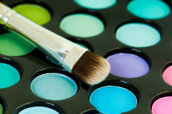 Flerfärgade ögonskuggor med kosmetika borste — Stockfoto