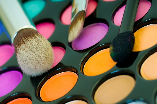 Flerfargede øyenskygger med kosmetisk pensel – stockfoto