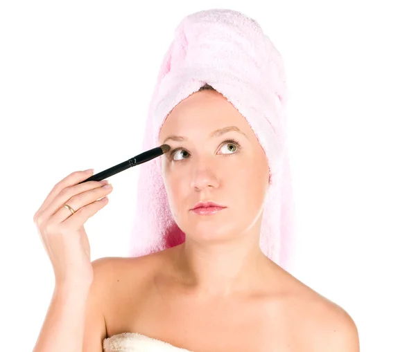 Mujer bonita aplicando maquillaje con toalla blanca en la cabeza —  Fotos de Stock