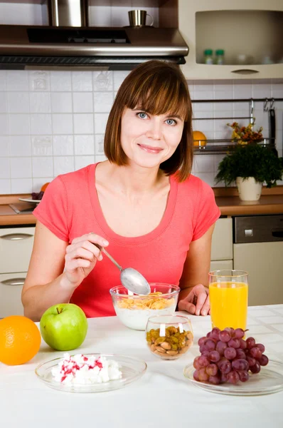 Bella donna che fa una colazione sana — Foto Stock