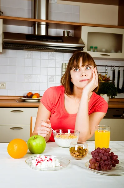 Beautiful woman having a healthy breakfast — Stock Photo, Image
