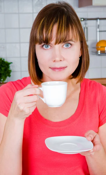 Mladá žena těší šálek kávy — Stock fotografie