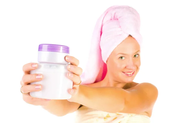 Mujer joven con toalla en la cabeza y crema . — Foto de Stock