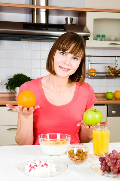 Młoda kobieta szczęśliwa z jabłek i pomarańczy — Zdjęcie stockowe