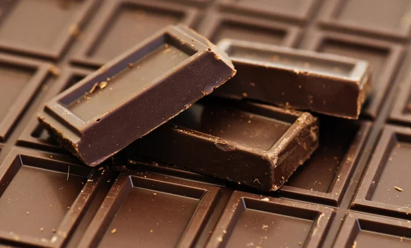 Pedaços de chocolate em branco — Fotografia de Stock