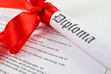 kırmızı kurdele ile Diploma