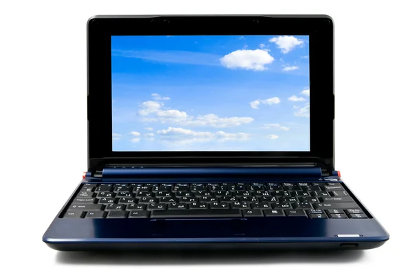 Bärbar dator med blå mulen himmel bakgrund — Stockfoto