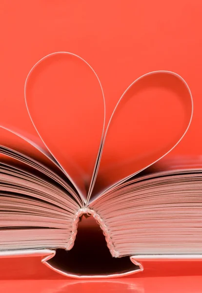 Pagina 's van een boek gebogen in een hartvorm — Stockfoto
