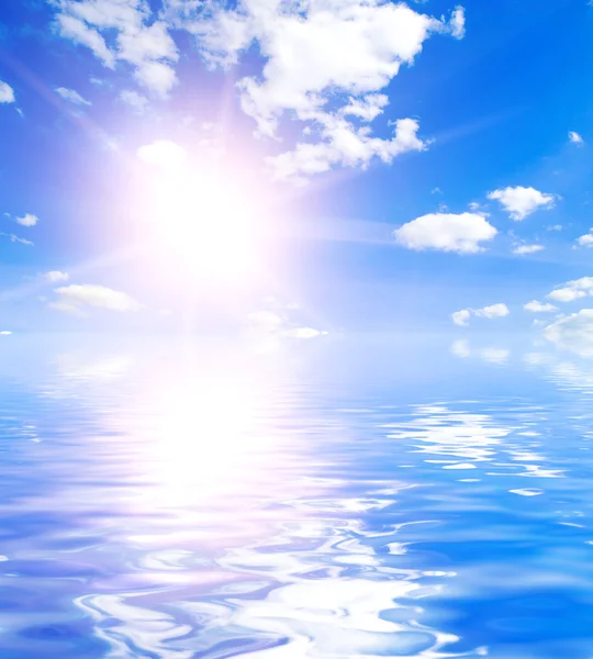 Schöner Sommerhimmel mit Wasserspiegelung — Stockfoto