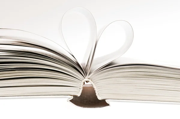 Seiten eines Buches in Herzform gebogen — Stockfoto