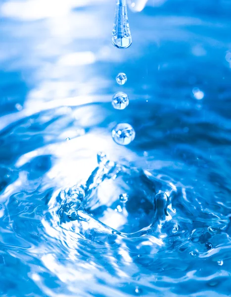 Kropli plusk wody niebieski — Zdjęcie stockowe