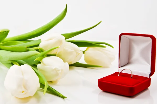 Белые тюльпаны и обручальное кольцо — стоковое фото