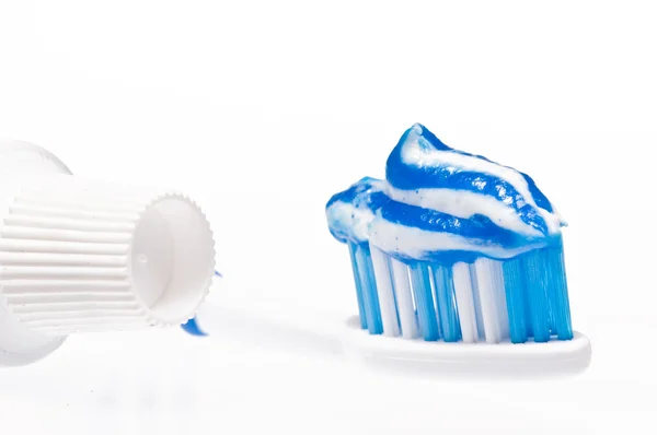 Escova dentária e com pasta isolada sobre branco — Fotografia de Stock