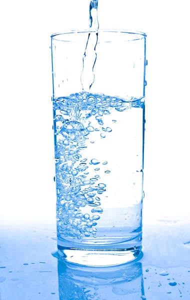 注がれている水のガラス — ストック写真