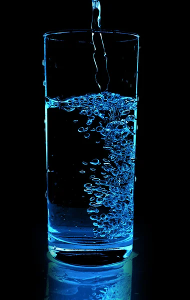 Glas water wordt gegoten — Stockfoto