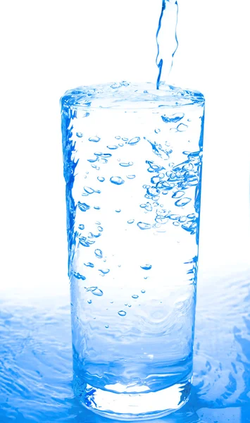 Ποτήρι νερό που χύνεται — Φωτογραφία Αρχείου