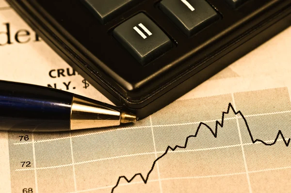 Üzleti koncepció: számológép, toll és ábra — Stock Fotó