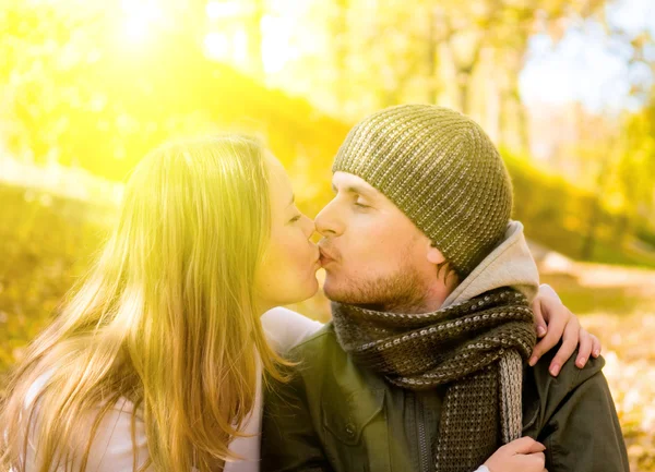 Baciare coppia nel parco autunnale — Foto Stock