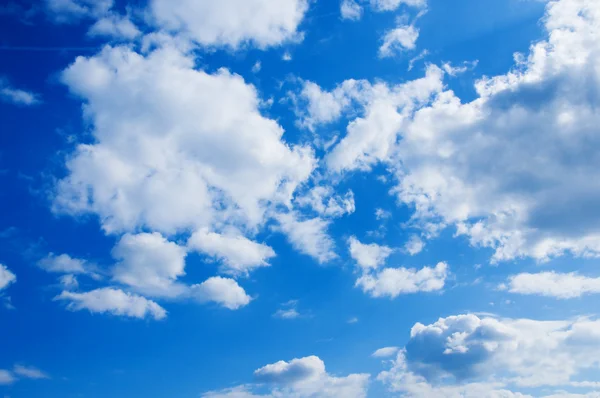 抽象的な背景: 青い空と雲 — ストック写真