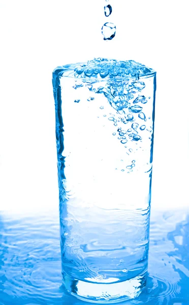 Bicchiere d'acqua versato — Foto Stock