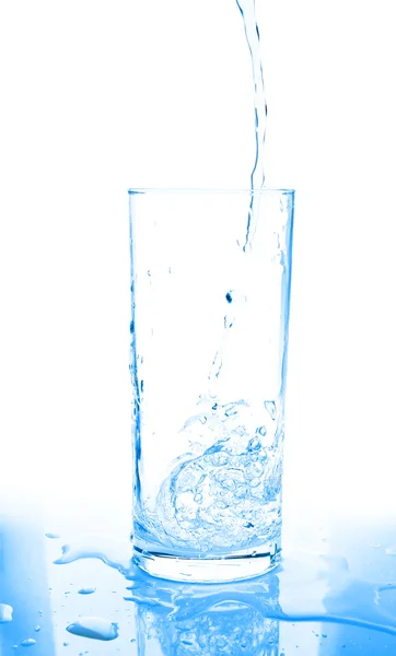 Разливается стакан воды — стоковое фото