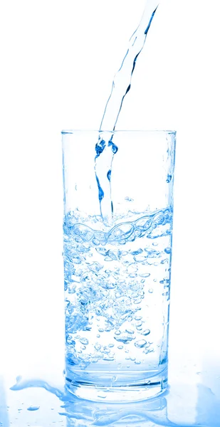 Kaadetaan lasillinen vettä — kuvapankkivalokuva