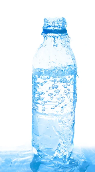 Наливая воду из бутылки — стоковое фото