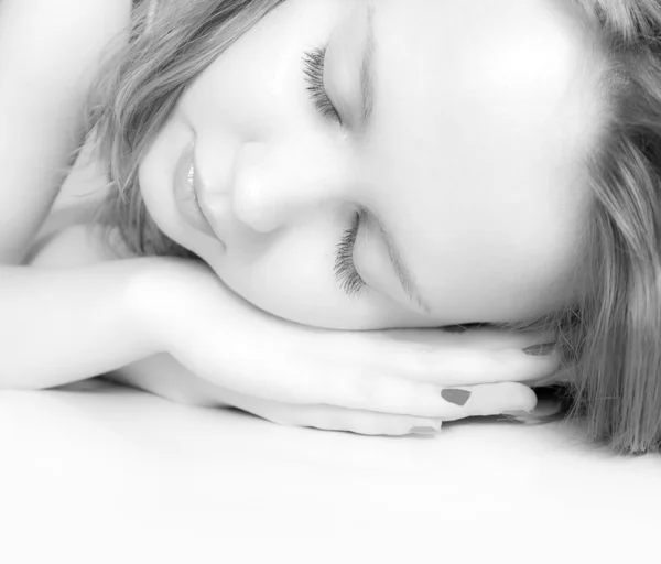 Młoda kobieta śpi — Zdjęcie stockowe